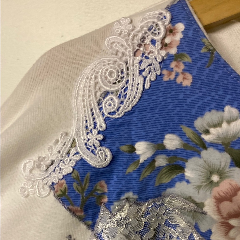 IVONNE MARIE Vintage Floral Print Women's Sweater with Lace Details - Picture 5 of 9